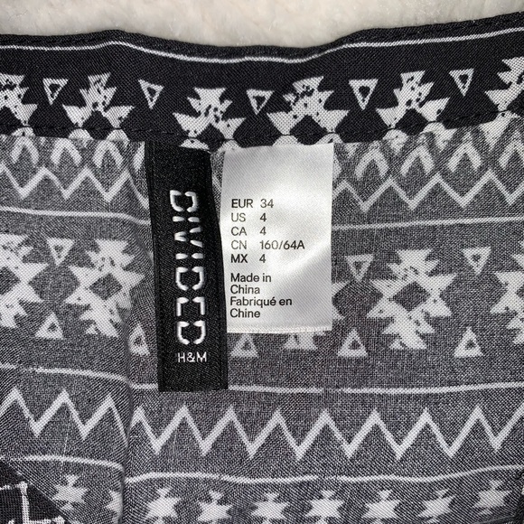 H&M Divided Gray & White Tribal Print Button Front Mini Skirt Sz 4 - Picture 4 of 5